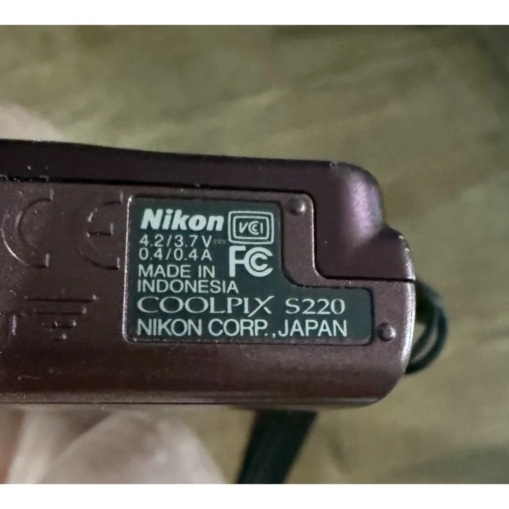 Nikon COOLPIX S220 10MP Digital Camera Plum Bundle W/Battery, Charger, Case Etc.